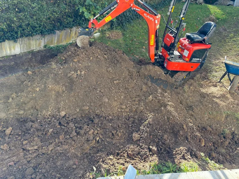 Dieselbe Fläche vor der Umgestaltung, während der Erdarbeiten