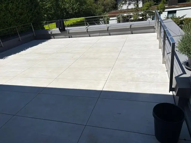 Keramikfliesen auf Stelzlagern für einen modernen und gewichtsreduzierten Aufbau auf einer Dachterrasse