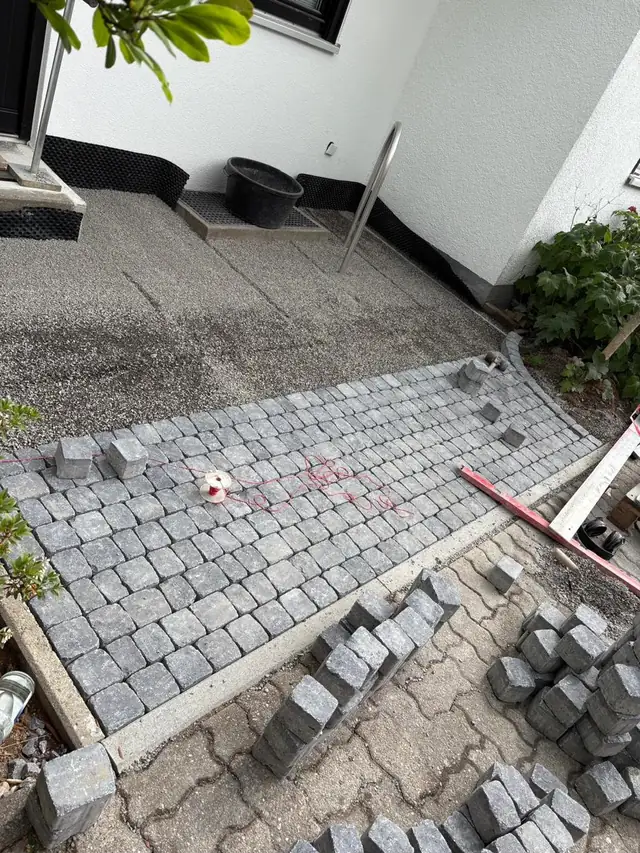 Pflasterarbeiten – Kleinsteinpflaster wird verlegt