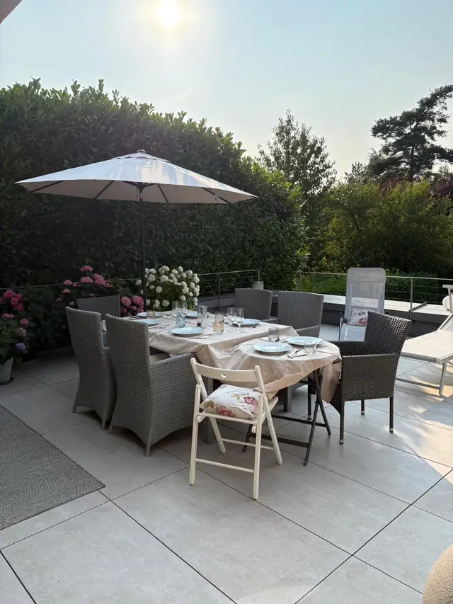 Keramikfliesen auf Stelzlagern für einen modernen und gewichtsreduzierten Aufbau auf einer Dachterrasse