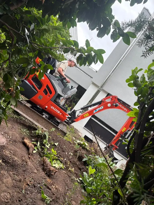 Entfernen der Grasnabe im Privatgarten