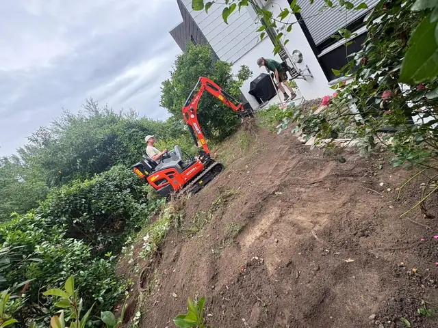 Entfernen der Grasnabe im Privatgarten