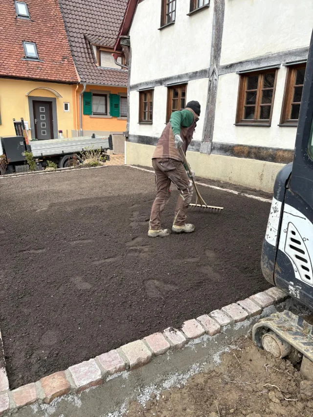 Feinplanum für die neue Rasenfläche