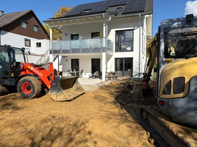 Radlader und Bagger bei den Erdarbeiten