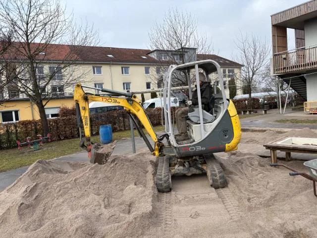 Sandaustausch in einer Kinderkartenanlage